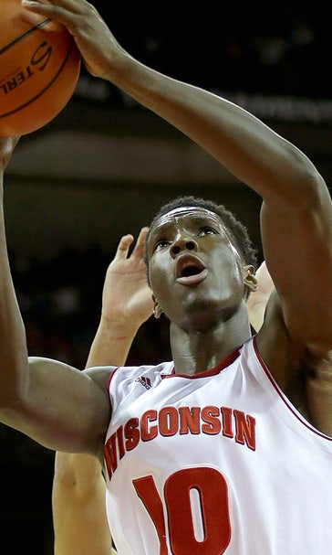 Hayes scores 25 to lead No. 3 Wisconsin to rout of Green Bay